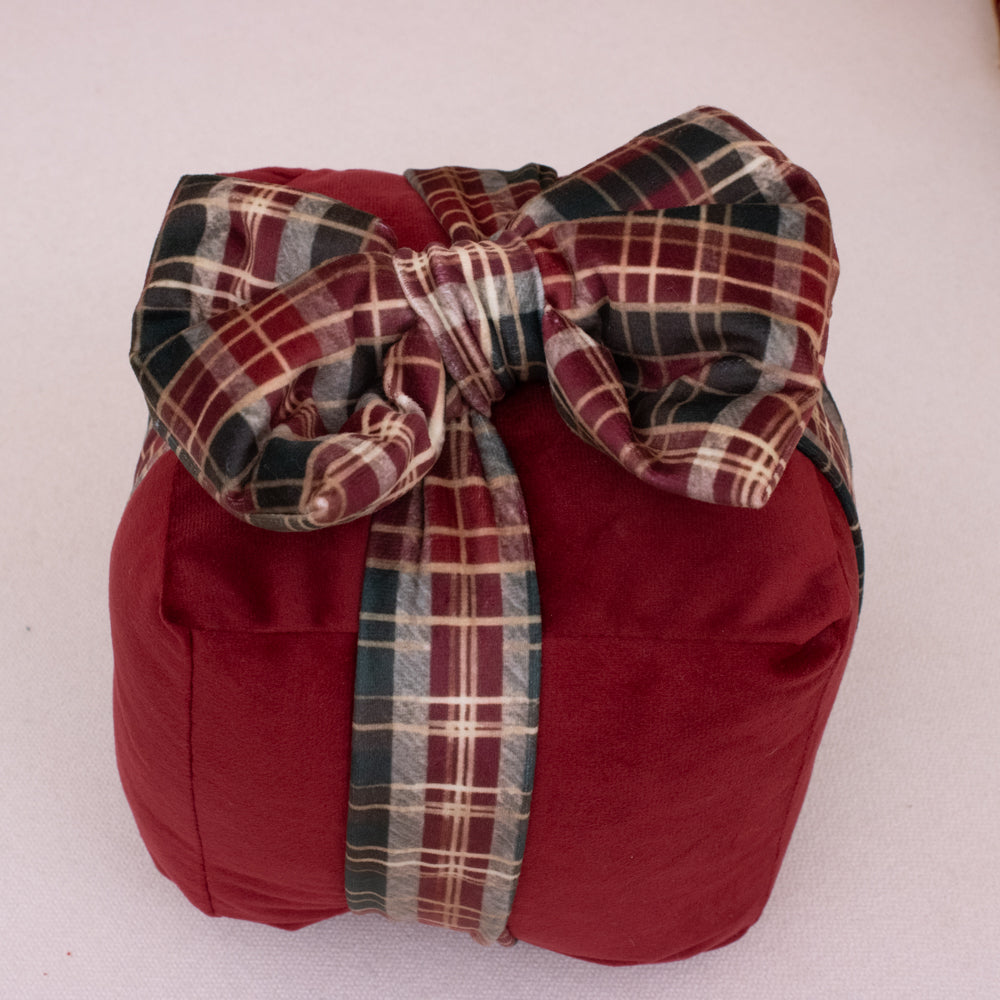 Almofada Presente de Natal Bordô com Laço Xadrez