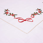 Toalha de Mesa Encanto Natalino Branco – Bordado Azevinho 1,80m x 3,20m