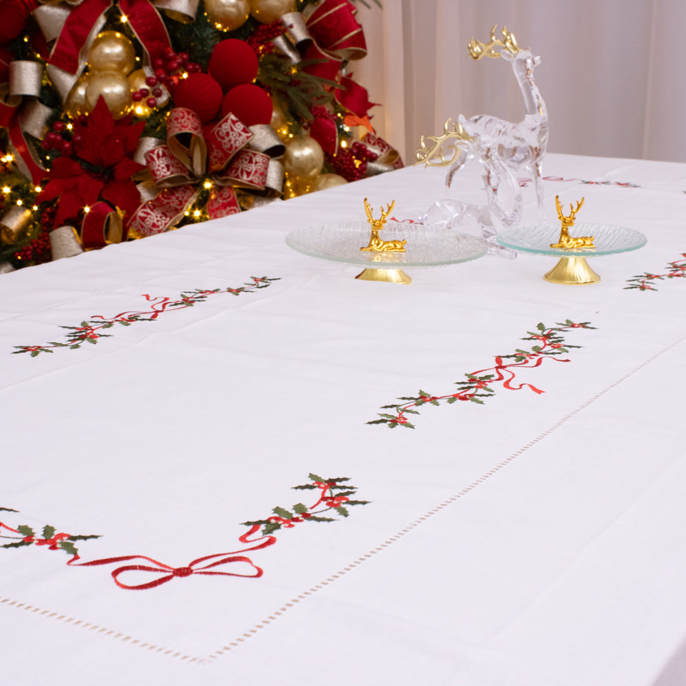 Toalha de Mesa Encanto Natalino Branco – Bordado Azevinho 1,80m x 3,20m