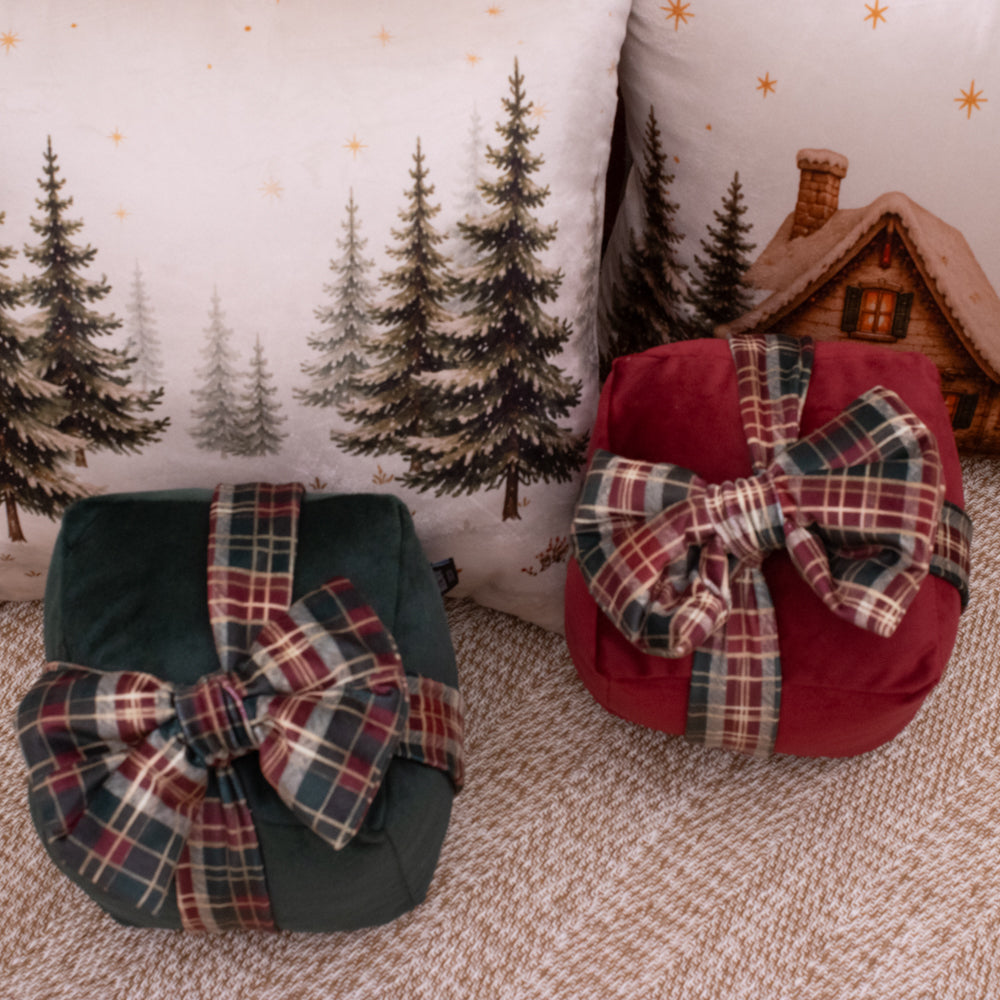 Almofada Presente de Natal Bordô com Laço Xadrez