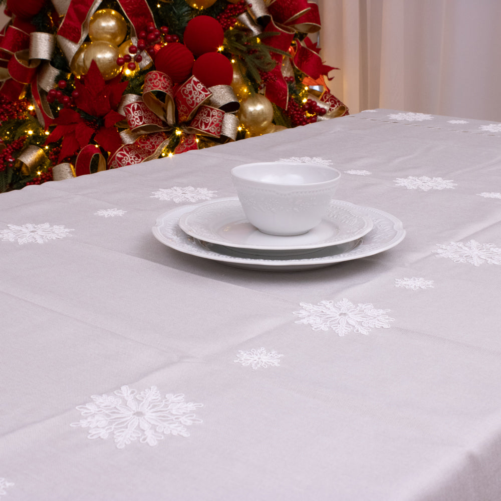 Toalha de Mesa Encanto de Inverno Cinza – Bordado Flocos de Neve 1,60m x 2,20m