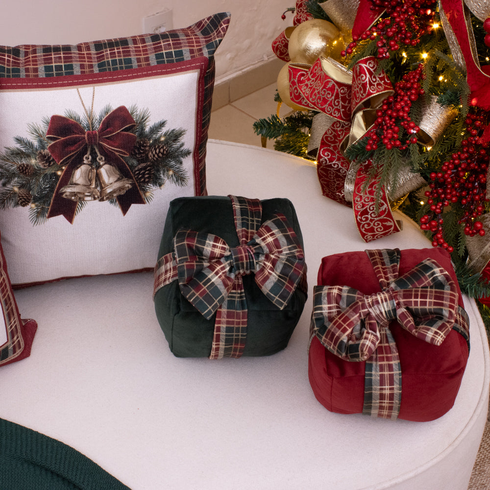 Almofada Presente de Natal Bordô com Laço Xadrez