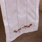 Caminho de Mesa Encanto Natalino Branco – Bordado Azevinho 40x180cm