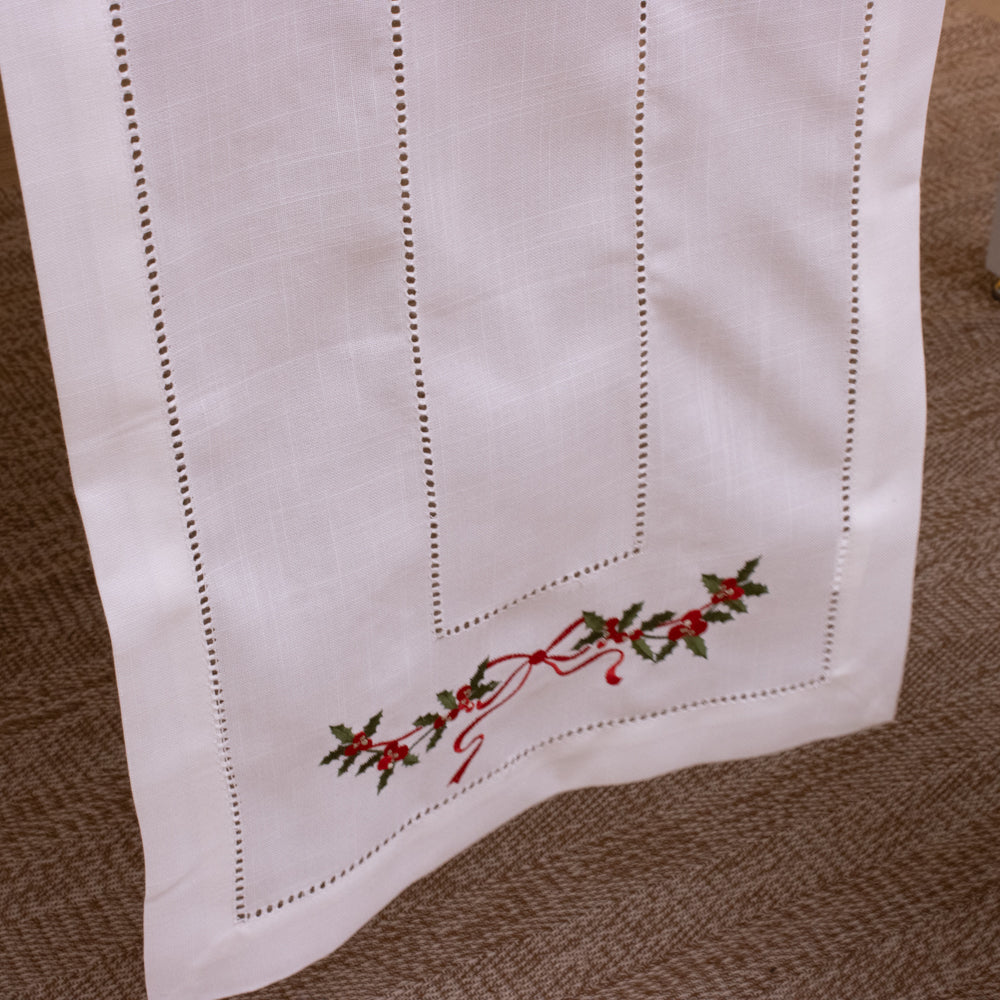 Caminho de Mesa Encanto Natalino Branco – Bordado Azevinho 40x180cm