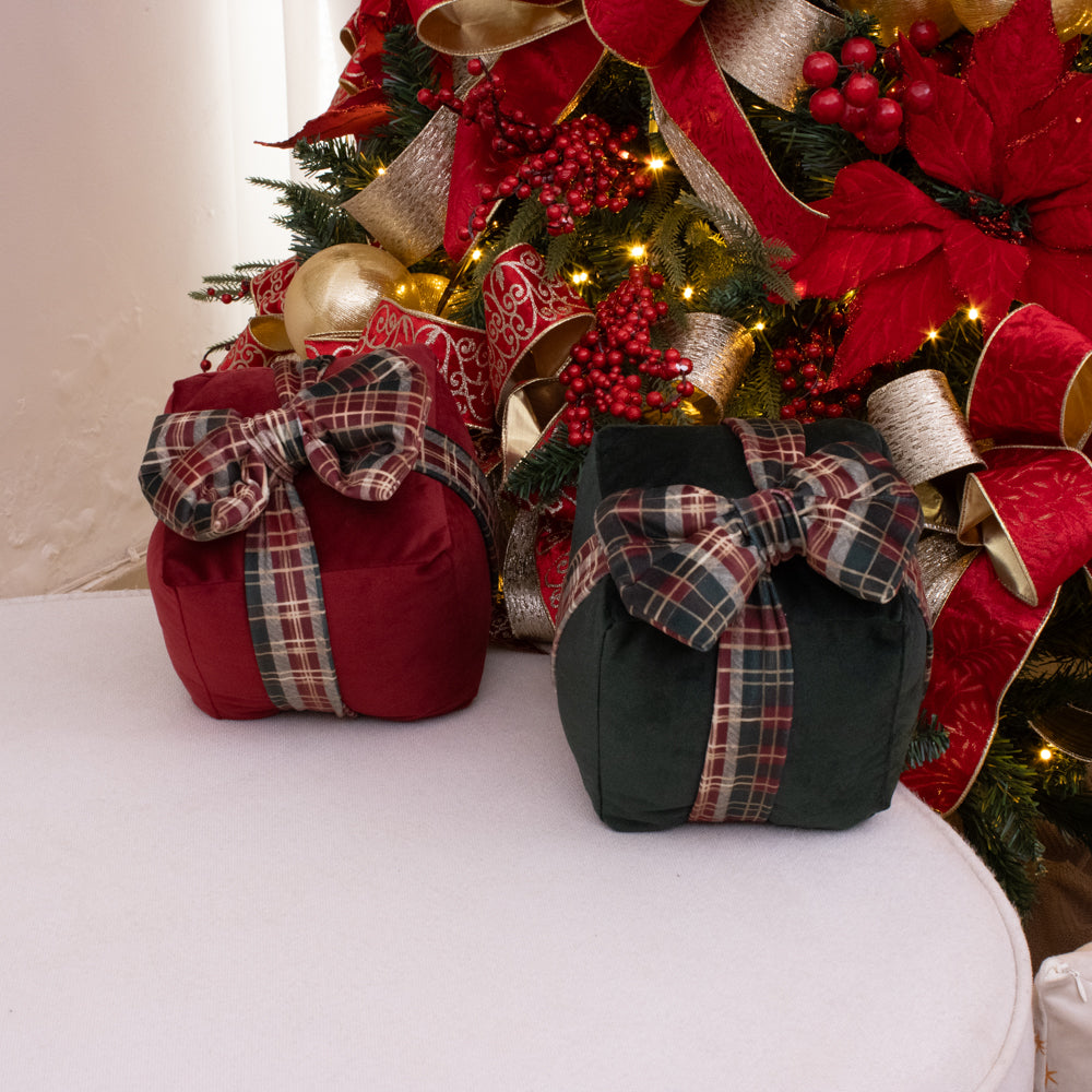 Almofada Presente de Natal Bordô com Laço Xadrez
