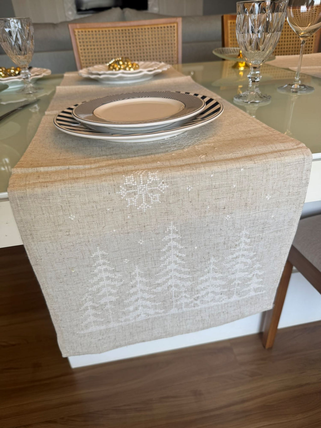 Caminho de Mesa Encanto Natalino Bege e Branco - Bordado 35x173 cm
