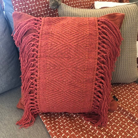 Capa Almofada Duna em algodão com franjas laterais 45 x 45  TerraCota