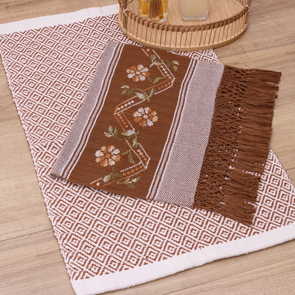 Jogo de Lavabo Bordado à Mão com 2 Peças - Marrom