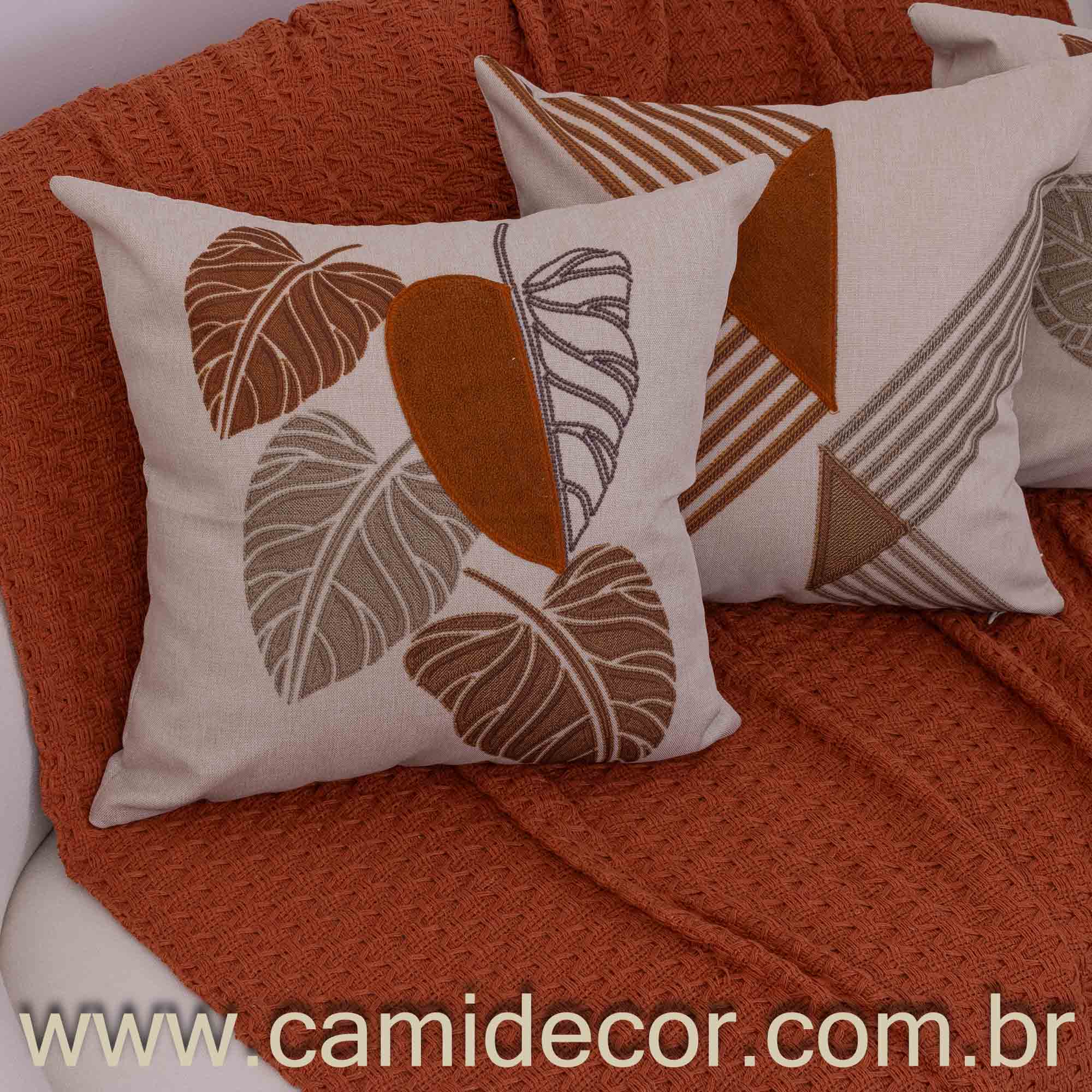 Kit com 4 Capas de Almofadas 43x43 - Linho com Aplicação em Bouclé Geométrico e Costela de Adão